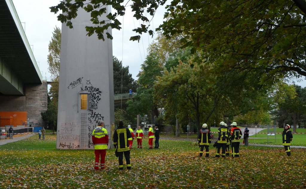 Einsatz BF Hoehenretter Koelner Seilbahn Hoehe Zoobruecke P2216.JPG